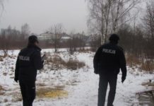Leżał w śniegu – znaleźli go policjanci