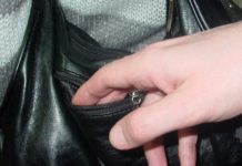 Policjanci odzyskali portfel, zanim pokrzywdzona zgłosiła jego kradzież