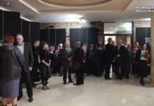 Z drobnych supełków