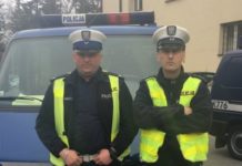 Policjanci eskortowali ciężarną kobietę do szpitala