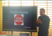 Policjant rozmawiał z rodzicami o narkotykach