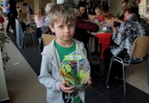 Międzypokoleniowe warsztaty ozdób świątecznych w MBP