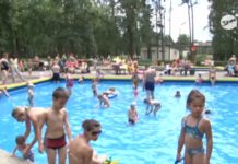 Tłumy na miejscowym basenie