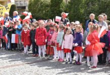 Przedszkolaki z biało-czerwoną