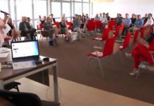 Przy śniadaniu o biznesie na sali konferencyjnej biblioteki