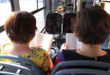Lato z książką w autobusie