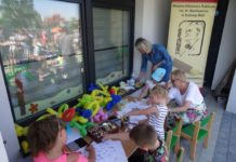 Biblioteka na pikniku w miejskim żłobku