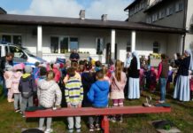 Policjant spotkał się z przedszkolakami