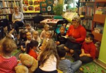 Pierwszak potrafi – zajęcia plastyczne i głośne czytanie na dywanie