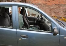 Schował się przed policją na strychu pod kartonami i ubraniami