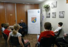 Policjant na spotkaniu profilaktycznym w domu dziecka