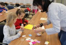 Harcerze w bibliotece