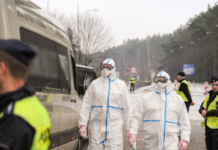 POLICJA WSPIERA W UTRZYMANIU KWARANTANNY W POLSCE
