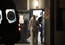 Kolejna ofiara koronawirusa. Rośnie liczba zakażonych