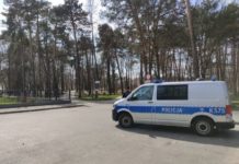 Policjanci kontrolują przestrzeganie nowych zasad