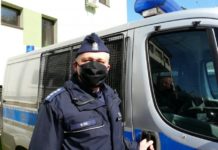 Policjanci rozdawali maseczki