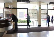 Do biblioteki w maseczce i rękawiczkach