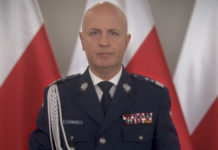 Życzenia od Komendanta Głównego Policji z okazji Święta Policji
Komendant Główny Policji generalny inspektor Jarosław Szymczyk dziękuje wszystkim Funkcjonariuszkom, Funkcjonariuszom, Pracownikom Policji, Policyjnym Emerytom i Rencistom, Przedstawicielom Związków Zawodowych oraz Stowarzyszeń i Fundacji za ich codzienną służbę i pracę oraz nieustającą gotowość do działania. Przypomina o szczególnym jubileuszu – 95. rocznicy utworzenia Policji Kobiecej i kieruje słowa uznania do wszystkich funkcjonariuszek i pracownic cywilnych.
Dodano: 24.07.2020
