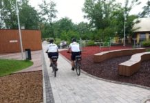 Policjanci na rowerach patrolują ulice miasta