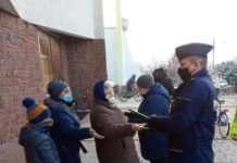 Policjanci rozdawali odblaski