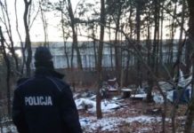 Policjanci sprawdzają miejsca przebywania bezdomnych