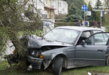 Wypadek na ul. Okulickiego – BMW wjechało w drzewo