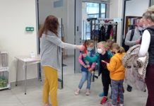 Zrobili w bibliotece bukiety dla mamy