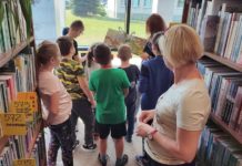 Z wycieczką w bibliotece i na zielonym patio