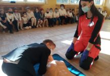 Ćwiczenia z udzielania pierwszej pomocy dla najmłodszych uczniów