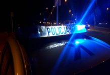 Kierowca bez uprawnień, pasażer poszukiwany przez Policję