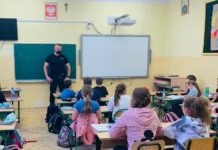 Dzielnicowy na spotkaniu z uczniami