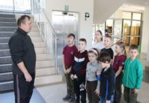 O himalaistach z harcerzami i zuchami