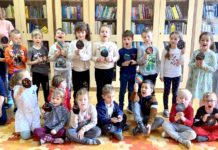 Tęczowe pisanki z przedszkolakami