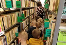 Maluchy w bibliotece