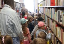 Starszaki w bibliotece