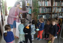 Maluszki na pierwszej wycieczce w bibliotece