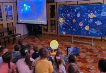 Z książką przez Układ Słoneczny