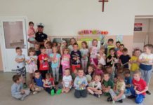 Policjant rozmawiał z przedszkolakami o bezpieczeństwie