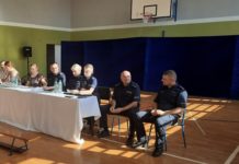 Podczas debaty policjanci rozmawiali z mieszkańcami o bezpieczeństwie