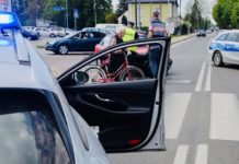 Jeździli samochodem popijając piwo. Zostali zatrzymani przez policjantów