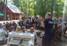 Policjanci ze Stalowej Woli z wizytą u harcerzy