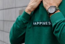 Bluza męska z kapturem czy bez? Sprawdź, co będzie lepsze dla Ciebie!