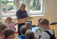 Uczestnicy wakacyjnej półkolonii odwiedzili niżańską komendę