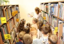 Weseli uczniowie na wycieczce