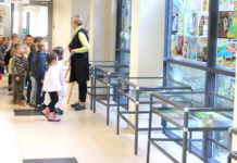 Obejrzeli wystawę i książki