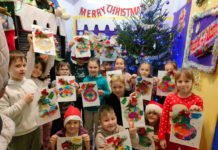 Wykleili kolorowe bombki