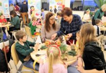 Międzypokoleniowe warsztaty świąteczne w MBP