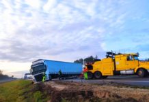 Policjanci zabezpieczali miejsce zdarzenia drogowego na S 19