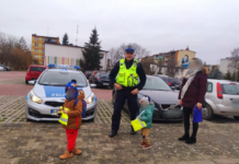 Policjanci rozdawali elementy odblaskowe niechronionym uczestnikom ruchu drogowego