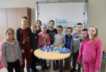 Grali w gigantyczne bierki